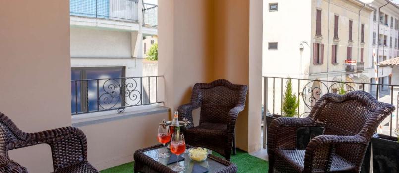  CAVOUR LAKE APARTMENTS****